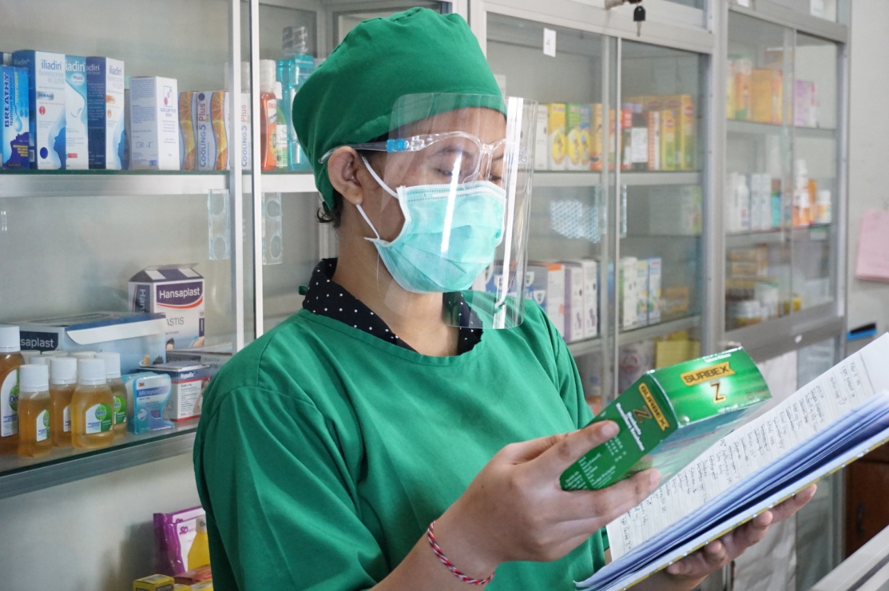 Petugas Apotek Holistic Farma Malang